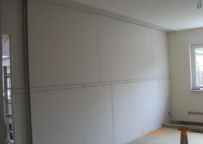 Vorbereitung zur Verspachtelung einer Trockenbauwand