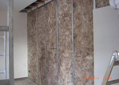 Einbringung von Dämmwolle in einer Trockenbauwand