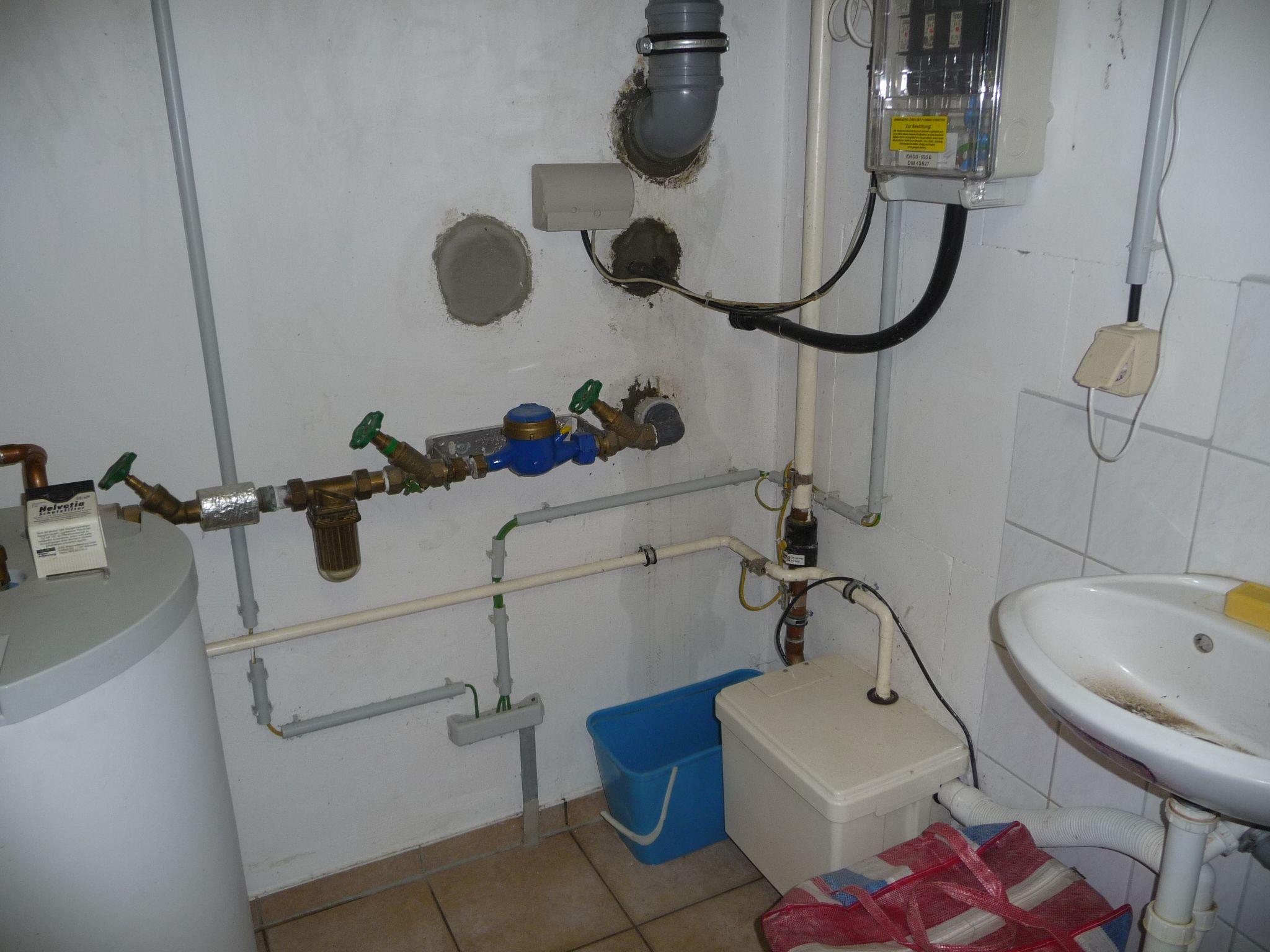 Undichtigkeit im Mauerwerk durch Zuleitungen wie Wasserleitungen und Versorgungsleitungen in Berlin und Brandenburg