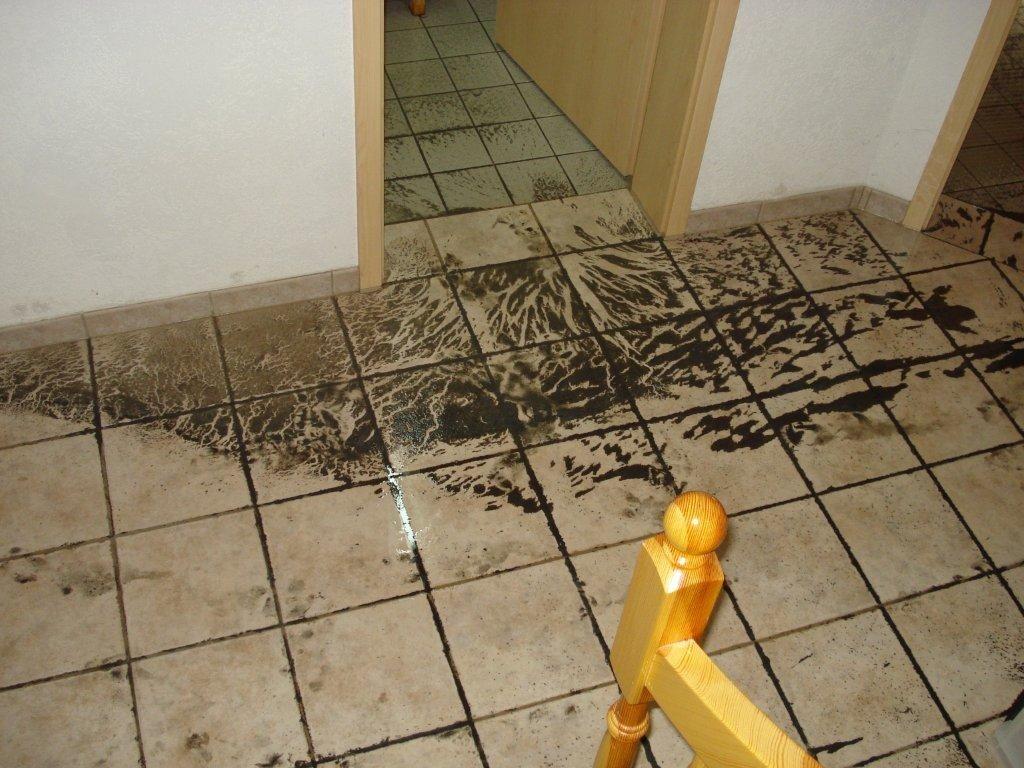 Nasse Fliesen durch Überschwemmung in Brandenburg