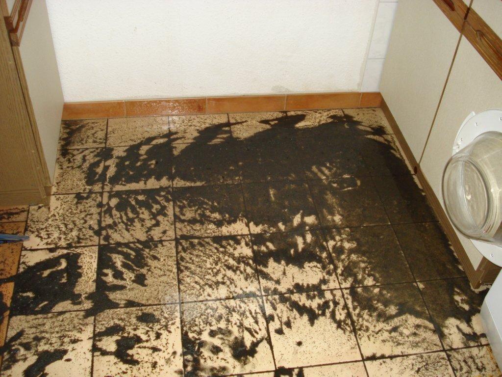 Überschwemmung nach einem Wasserschaden durch ein undichtes Rohr in Berlin